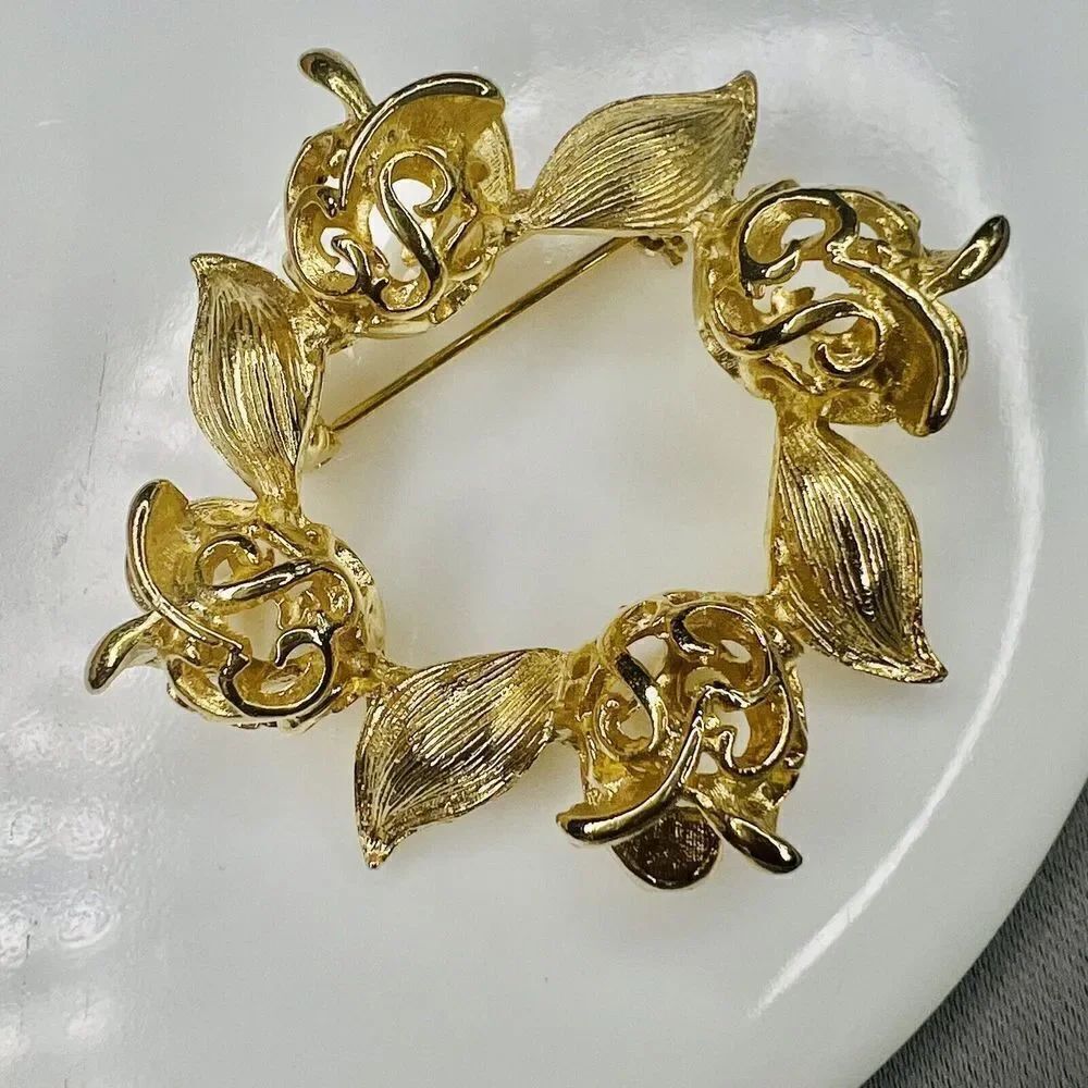 Vintage SignedāSARAH COVENTRY Gold T Flower Holiday Wreath Brooch Pendantā4523
